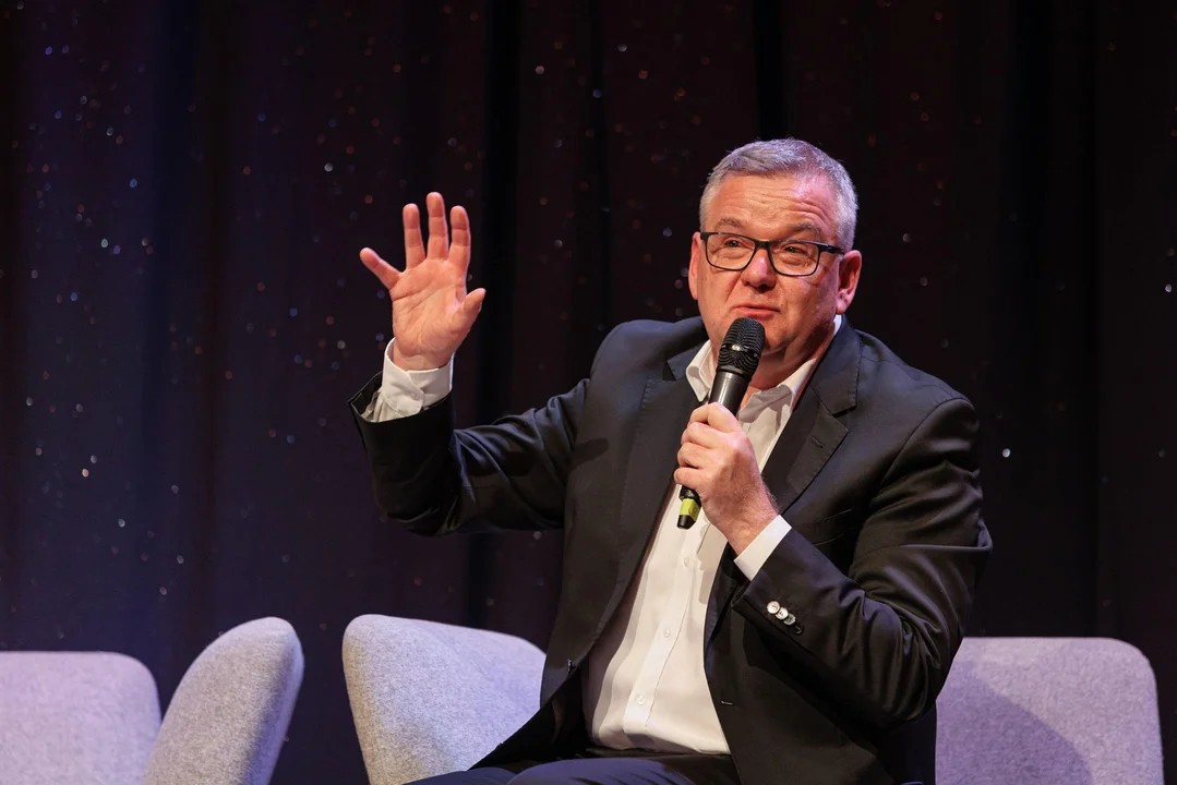 Artur Andrus serdecznie zaprasza na charytatywny recital kabaretowy "Sanockie Andrusy" - Zdjęcie główne