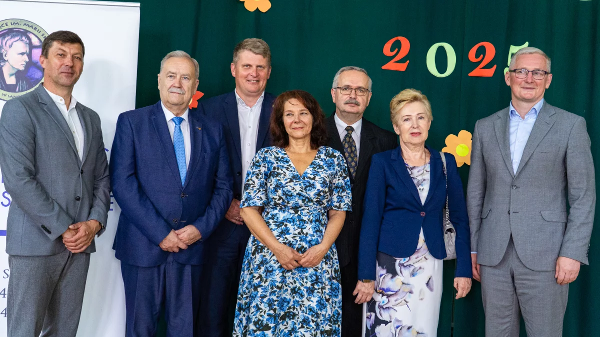 II LO w Sanoku zamyka rok szkolny. Uroczystość zakończenia roku i pożegnanie dyrektorów - Zdjęcie główne