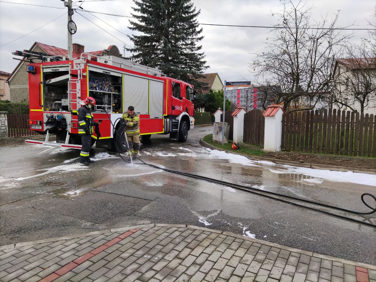 SANOK: Pożar w budynku przy restauracji "Bartek" [FOTO+VIDEO] - Zdjęcie główne