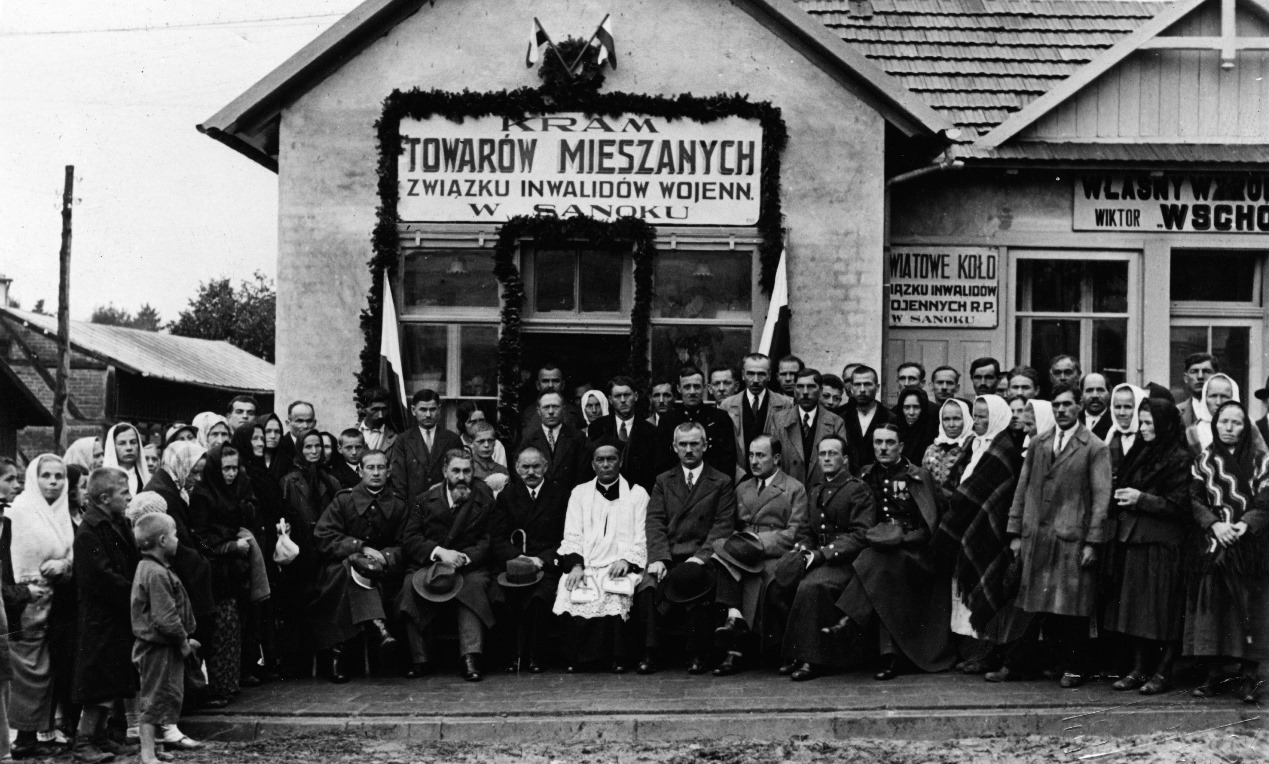 Uroczystości poświęcenia Kramu (sklepu) Towarów Mieszanych Związku Inwalidów Wojennych RP w Sanoku ul. Piłsudskiego ok 1935 r.