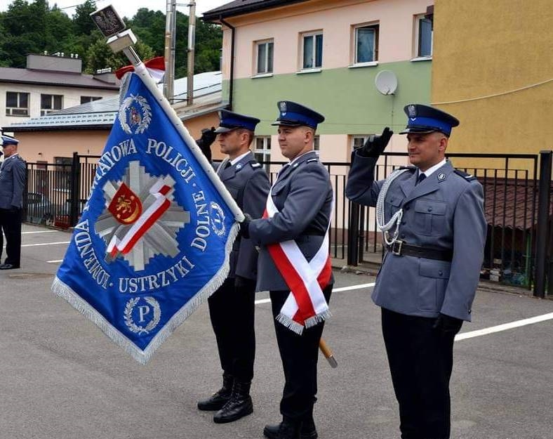 Święto policji w Ustrzykach Dolnych. Były awanse na wyższe stopnie służbowe - Zdjęcie główne