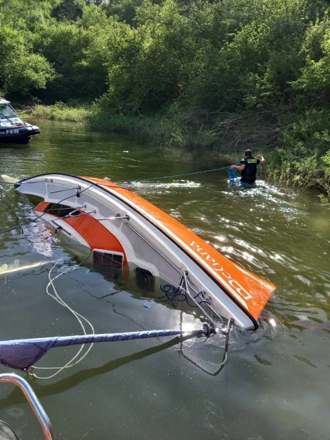 Akcja ratunkowa na Jeziorze Solińskim! Czterech mężczyzn i pies wypadli z łódki [ZDJĘCIA] - Zdjęcie główne