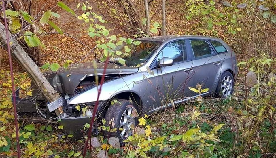 SOLINA. Stracił panowanie nad pojazdem i wjechał w drzewo. Jechał z rocznym dzieckiem [ZDJĘCIA] - Zdjęcie główne