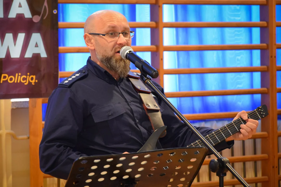 Hit w Bieszczadach: aspirant z gitarą! Dariusz Szeliga kształtuje bezpieczeństwo najmłodszych poprzez muzykę! [ZDJĘCIA,WIDEO] - Zdjęcie główne