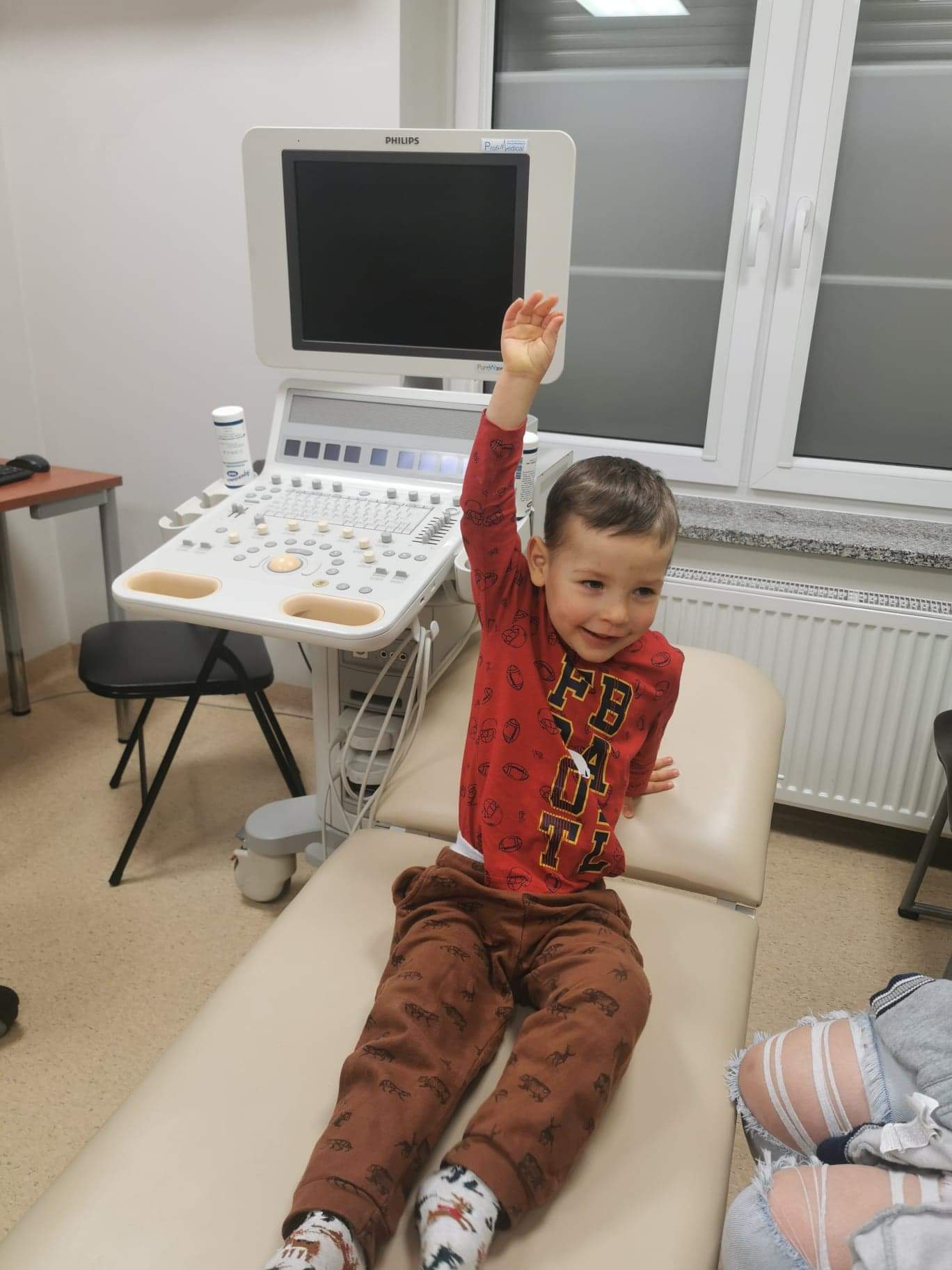 Julek podczas zajęć rehabilitacyjnych
