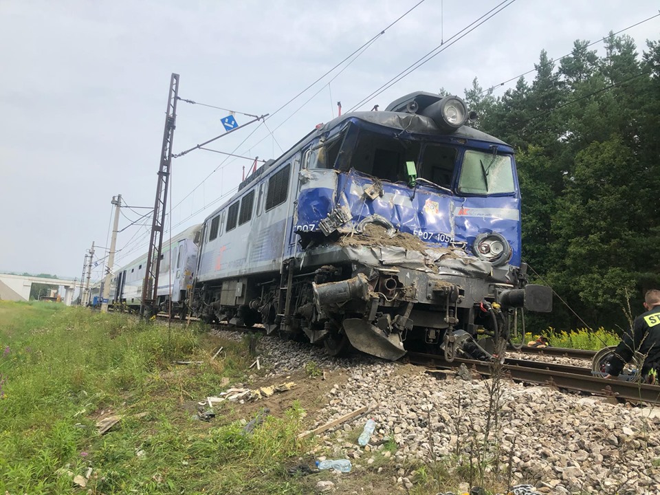 Podkarpacie. TIR zderzył się z pociągiem. Tragedia na torach [FOTO] - Zdjęcie główne