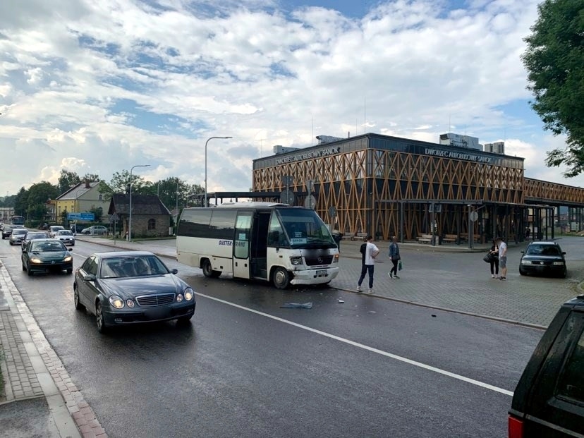 Sanok. Zmieniając pas ruchu uderzył w autobus [FOTO] - Zdjęcie główne