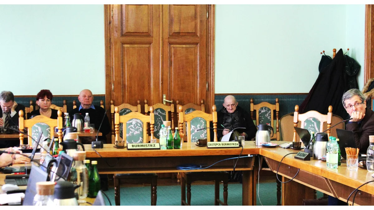 Burmistrz z ekipą opuszczają salę obrad w trakcie sesji Rady Miasta - Zdjęcie główne