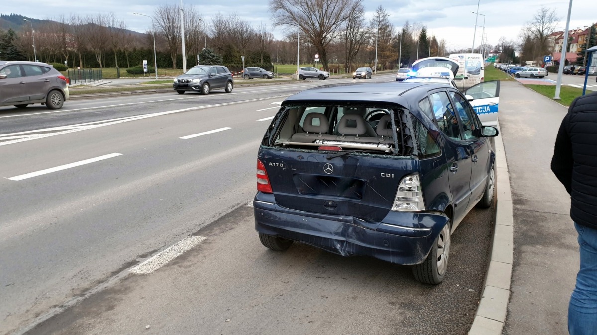 Z OSTATNIEJ CHWILI: Kolizja na ul. Królowej Bony [FOTO] - Zdjęcie główne