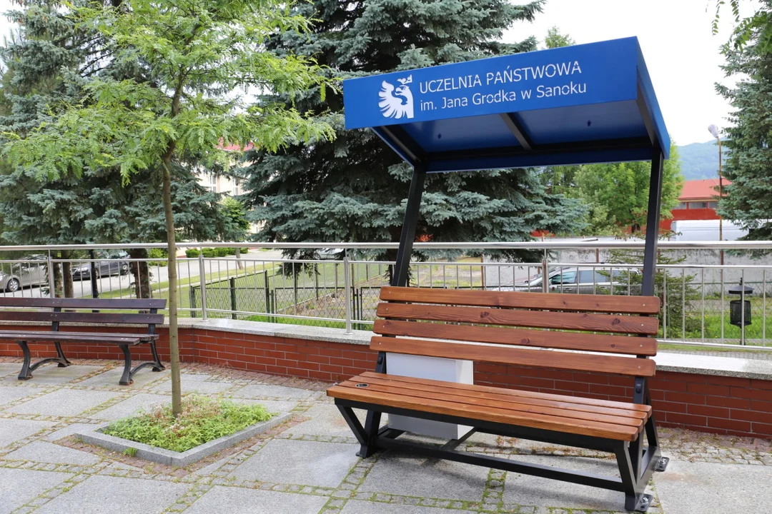 Ławka, którą naładujesz telefon. Zaprojektowali ją studenci sanockiej uczelni - Zdjęcie główne