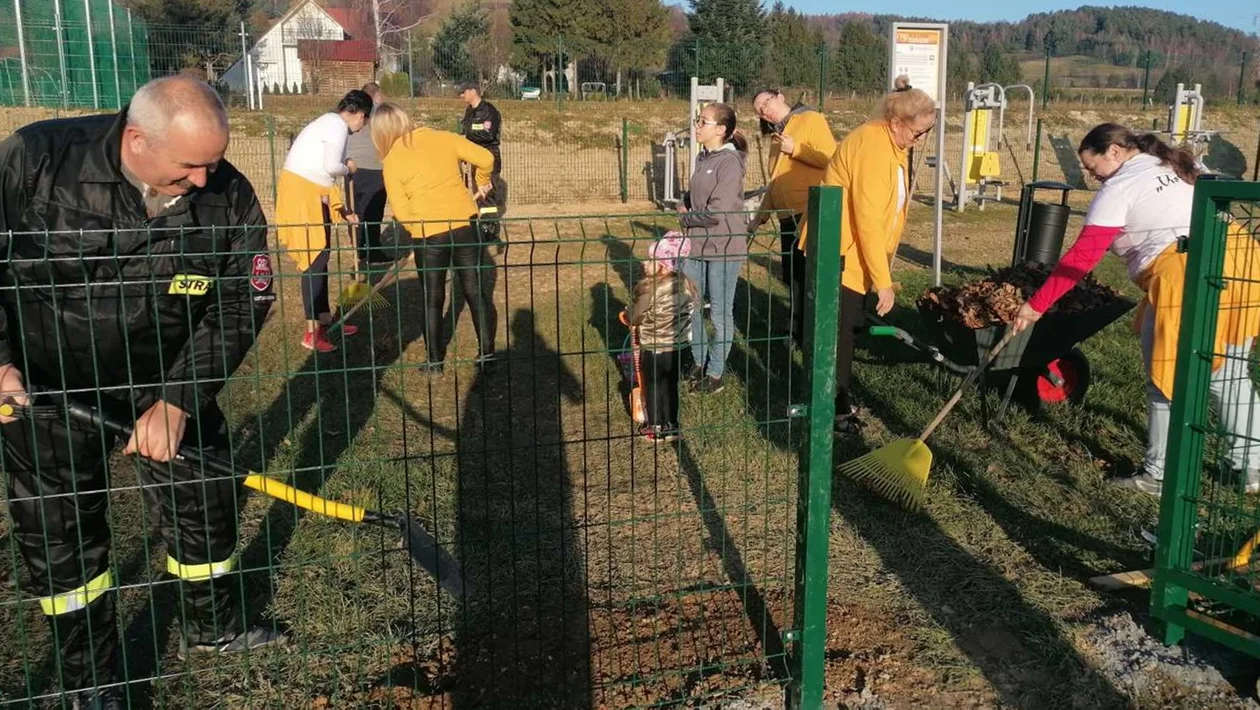 W Ustjanowej Górnej odnowiono plac zabaw. Wykonane prace podniosą walory estetyczne tego miejsca - Zdjęcie główne