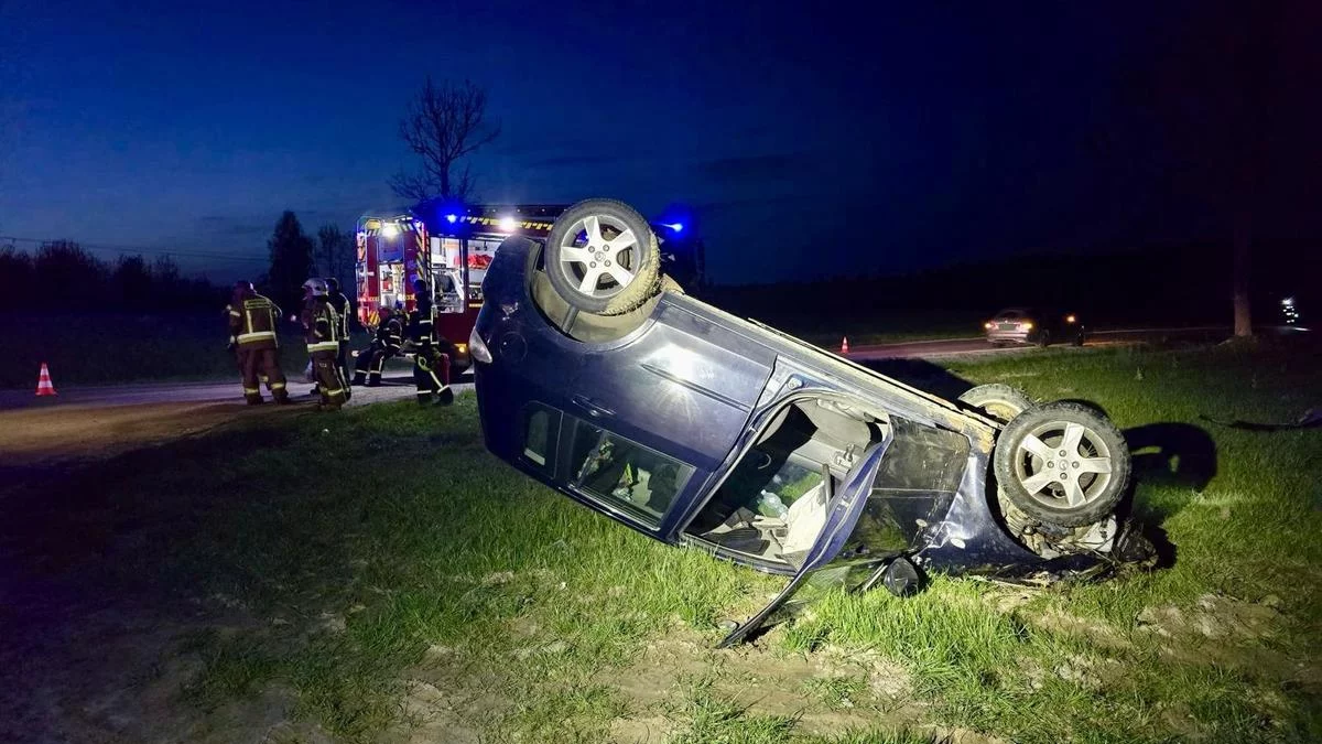 Dachowanie w Wesołej. Auto nie było jego, a on miał prawie 2 promile - Zdjęcie główne