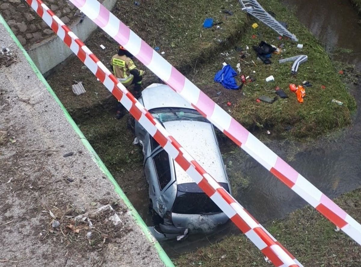 ODRZECHOWA: Pijany staranował bariery i wjechał do rzeki [FOTO+VIDEO] - Zdjęcie główne