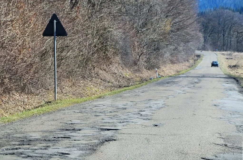 Kiedy zacznie się remont nawierzchni na drodze Załuż - Lesko? Kwiecień minął i kończy się już maj i dalej nic!  - Zdjęcie główne