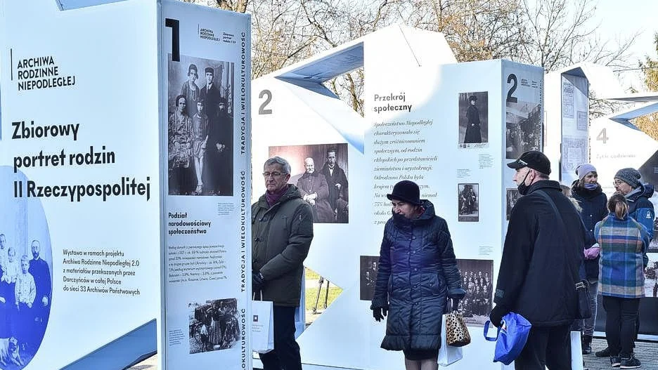 "Zbiorowy portret rodzin II Rzeczypospolitej". W Sanoku otwarto wystawę plenerową [ZDJĘCIA] - Zdjęcie główne