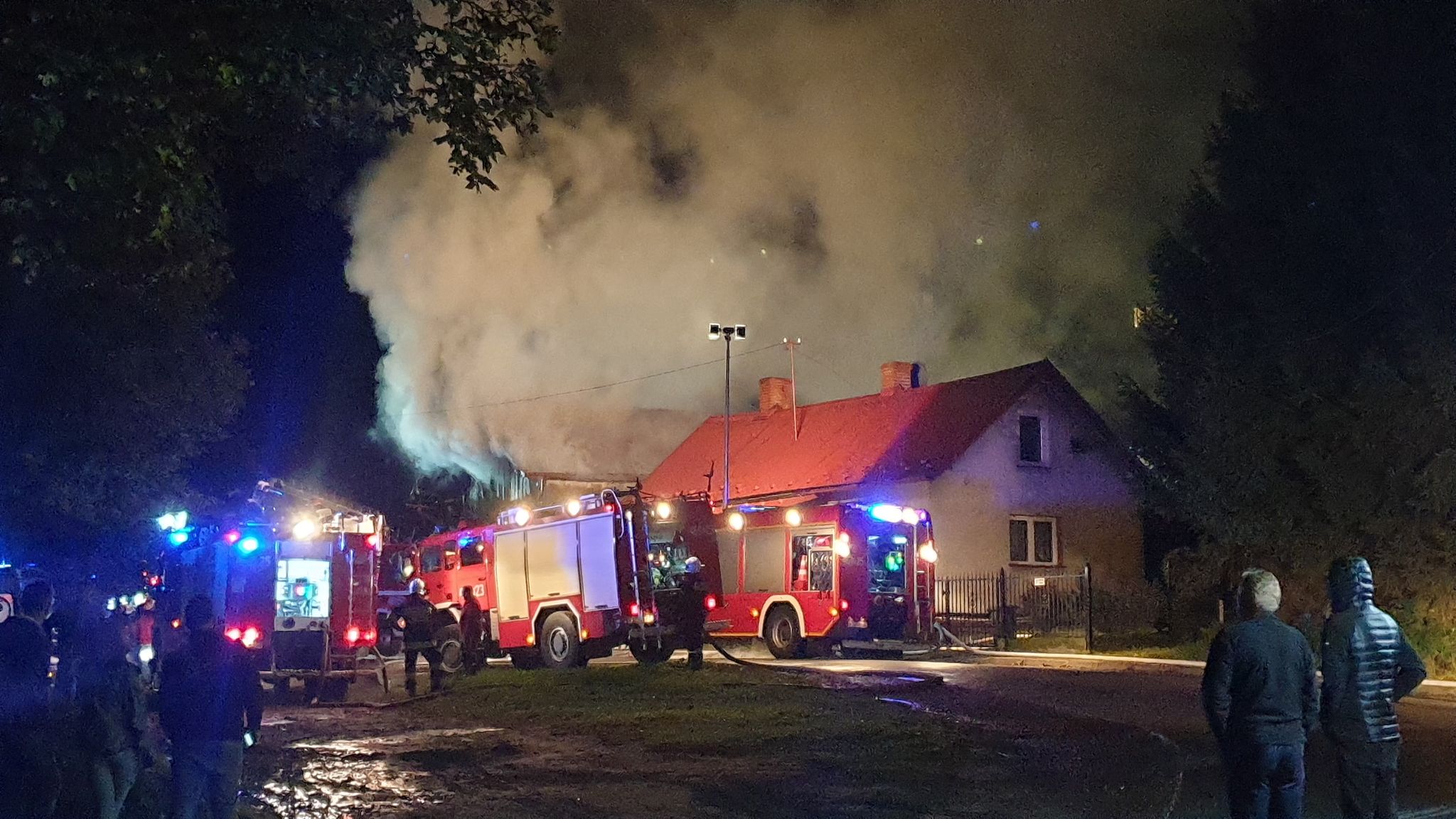 TERAZ! Gigantyczny pożar domu w Lesku [FOTO+VIDEO] - Zdjęcie główne