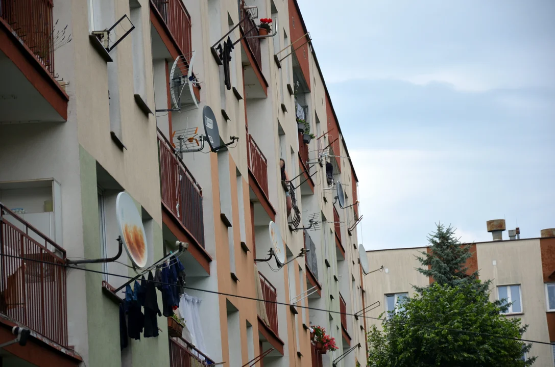 Dramatyczna akcja ratunkowa w Sanoku – mężczyzna nadal na parapecie okna! - Zdjęcie główne