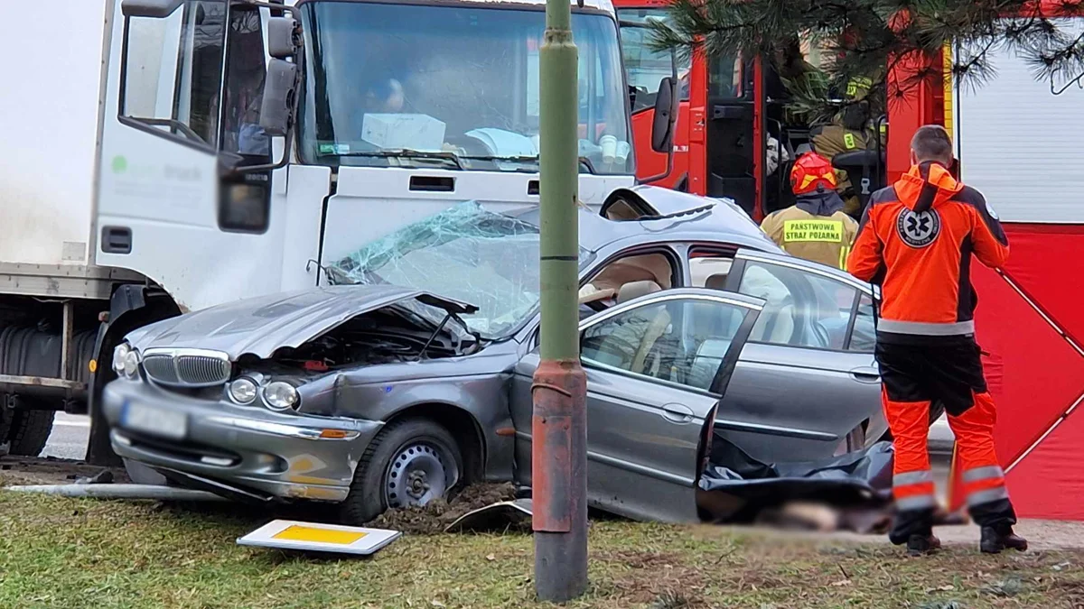 Śmiertelny wypadek w Sanoku. Samochód osobowy zderzył się z ciężarówką [ZDJĘCIA] - Zdjęcie główne