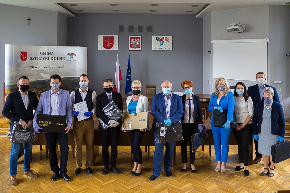 USTRZYKI DOLNE. Laptopy dla uczniów w ramach projektu „Zdalna Szkoła+” - Zdjęcie główne