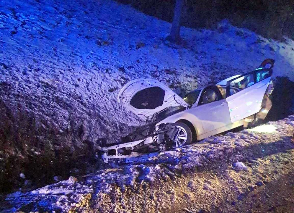 Załuż. Kierowca stracił panowanie nad pojazdem i wpadł do rowu [ZDJĘCIA] - Zdjęcie główne