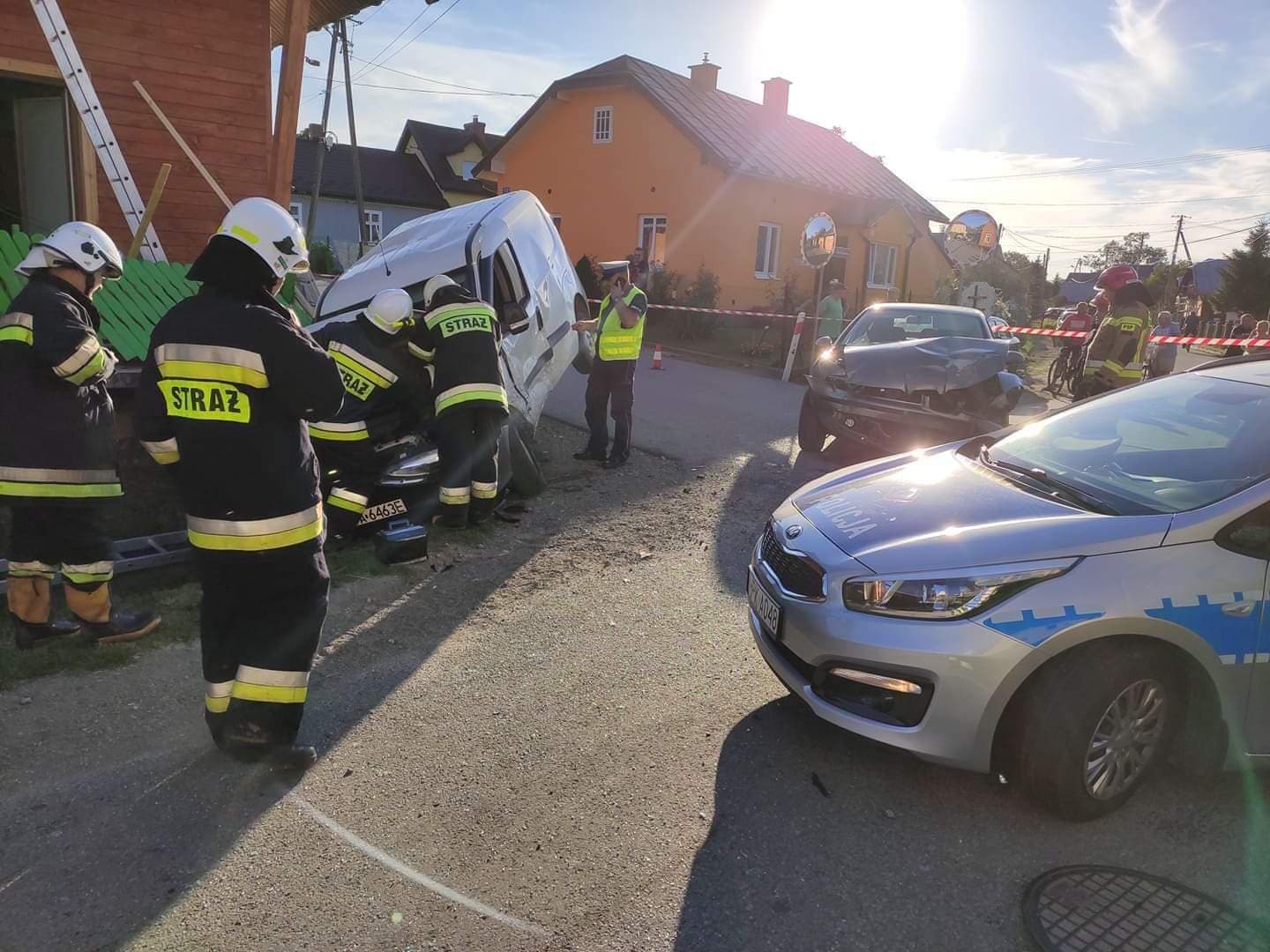 Z OSTATNIEJ CHWILI. Kolizja w Zarszynie. Jedno z aut wjechało w ogrodzenie domu [FOTO] - Zdjęcie główne