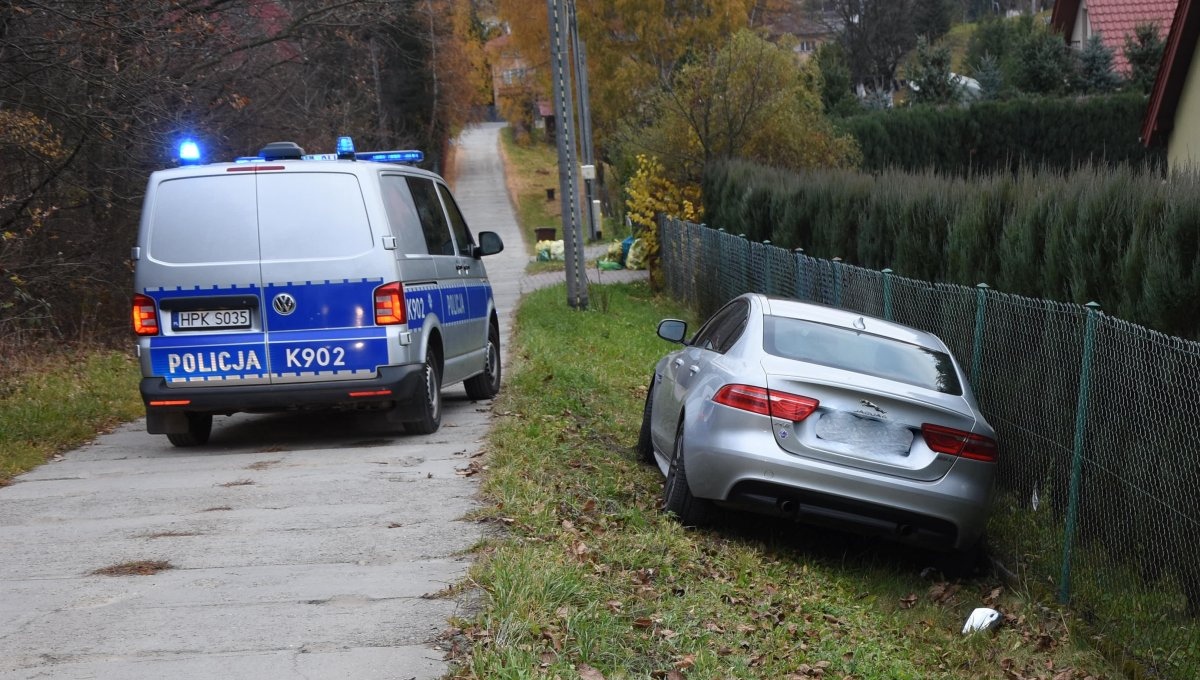 Pijany wjechał jaguarem w ogrodzenie prywatnej posesji. Okazało się że jest poszukiwany! - Zdjęcie główne