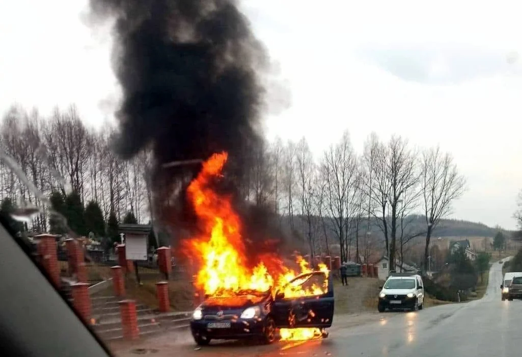 Pożar samochodu osobowego w Pielni. Auto spłonęło doszczętnie [ZDJĘCIA] - Zdjęcie główne