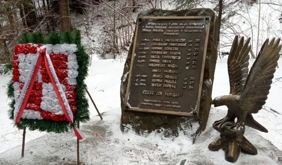 Natknął się na skrzynię w której znajdowały się zwłoki kobiety...Historia katastrofy śmigłowca w Cisnej  - Zdjęcie główne