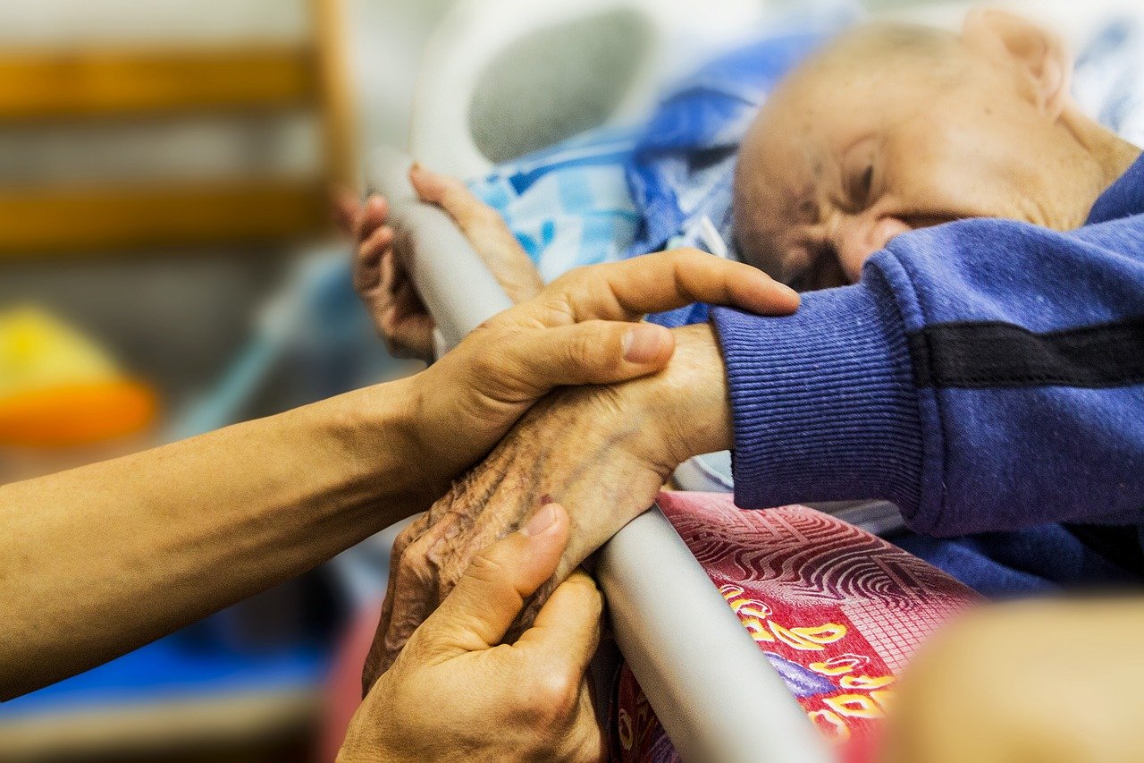 BIESZCZADY: Schorowany mężczyzna leżał głodny w nieogrzanym domu - Zdjęcie główne