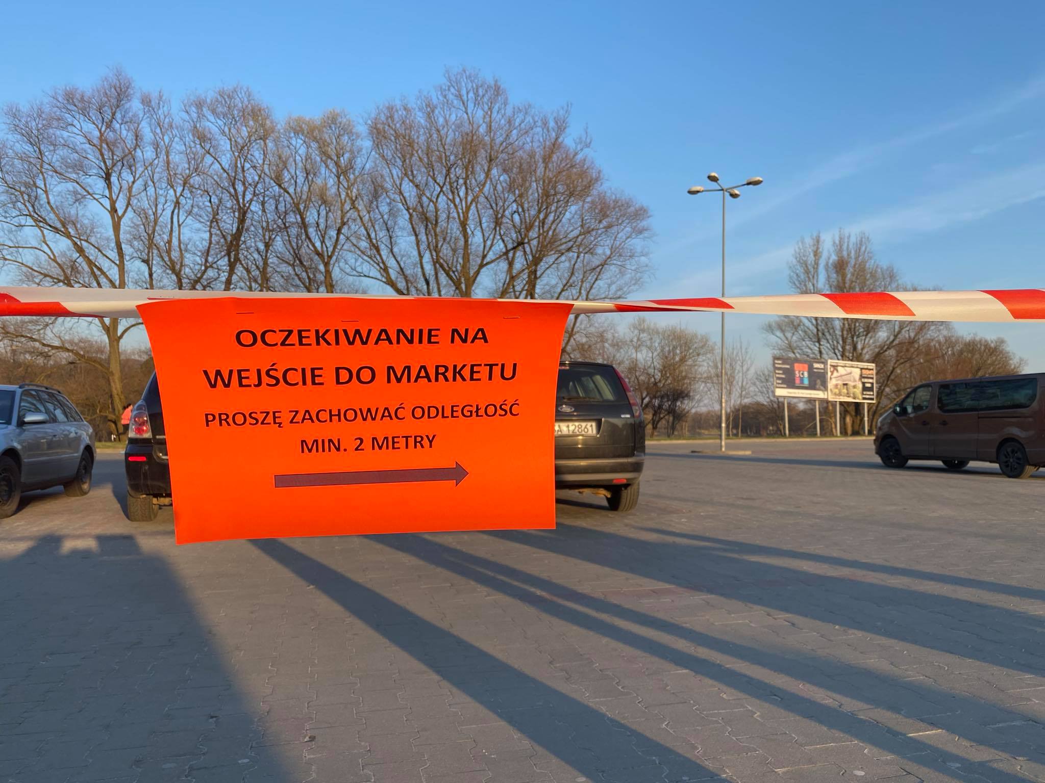 SYGNAŁY CZYTELNIKÓW: Chodzą po jednego lizaka i bułkę co godzinę - Zdjęcie główne