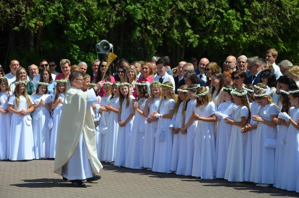 I Komunia Święta w Parafii Chrystusa Króla w Sanoku - Dzień pełen radości i wzruszeń dla dzieci i rodzin [ZDJĘCIA] - Zdjęcie główne