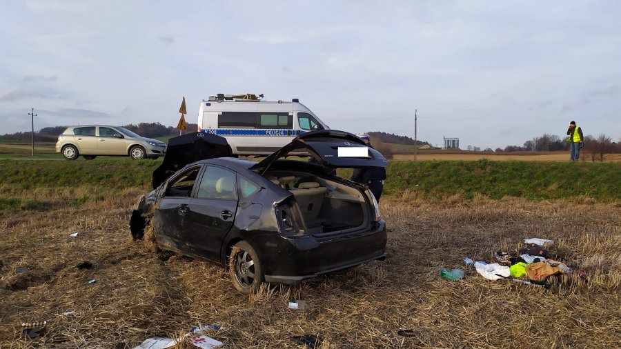 W trakcie jazdy pękła opona. Samochód dachował [FOTO] - Zdjęcie główne