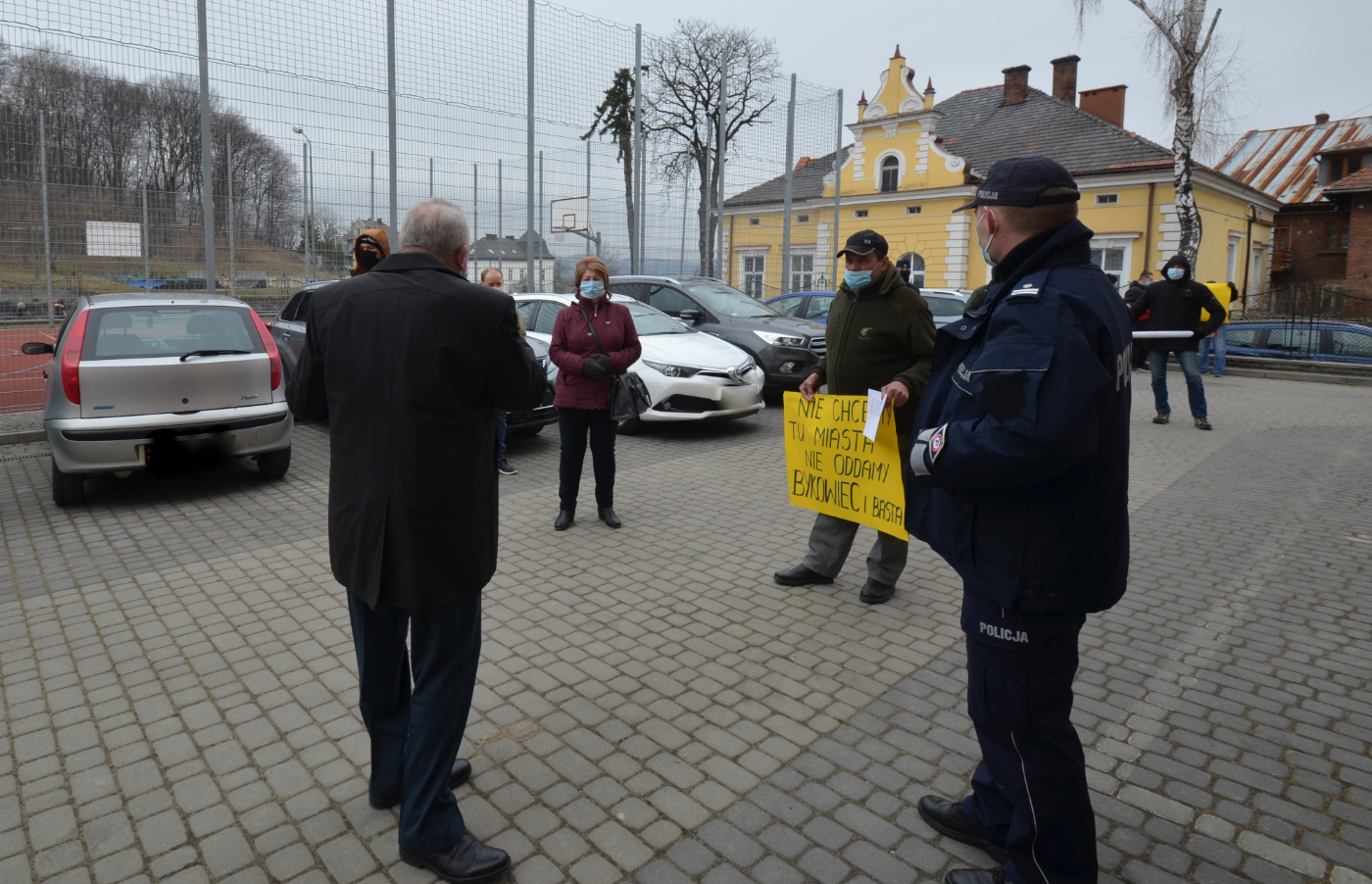 pikieta mieszkańców wsi przed sesją Rady Miasta Sanoka