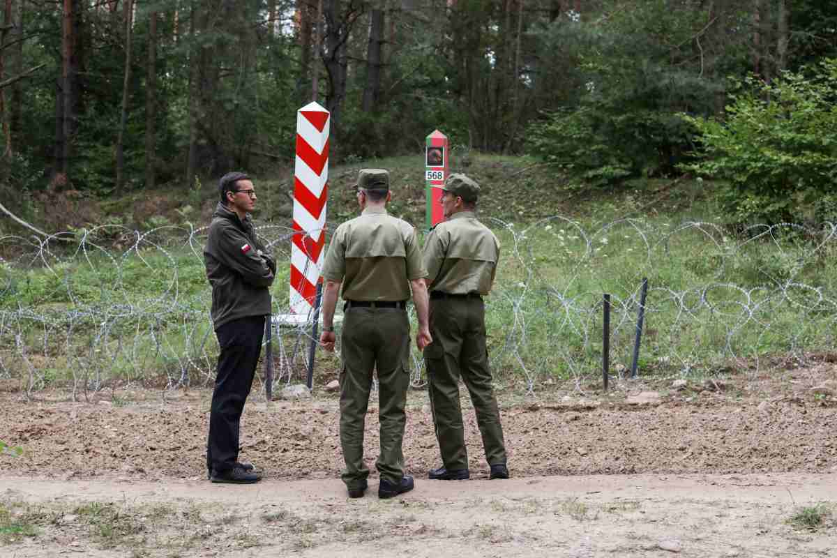 Nowe przepisy od dzisiaj. Natychmiastowe opuszczenie terytorium RP i więzienie za zniszczenie płotu - Zdjęcie główne