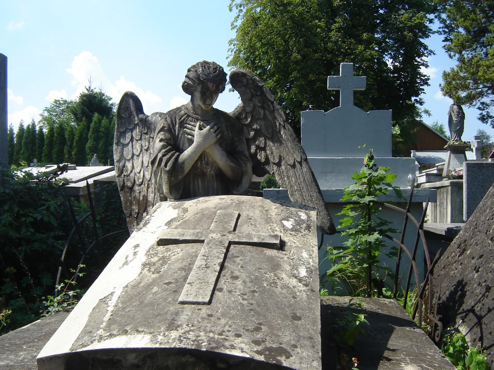 Członkowie Stowarzyszenia Opieki nad Starymi Cmentarzami w Sanoku będzie kwestować na cmentarzu - Zdjęcie główne