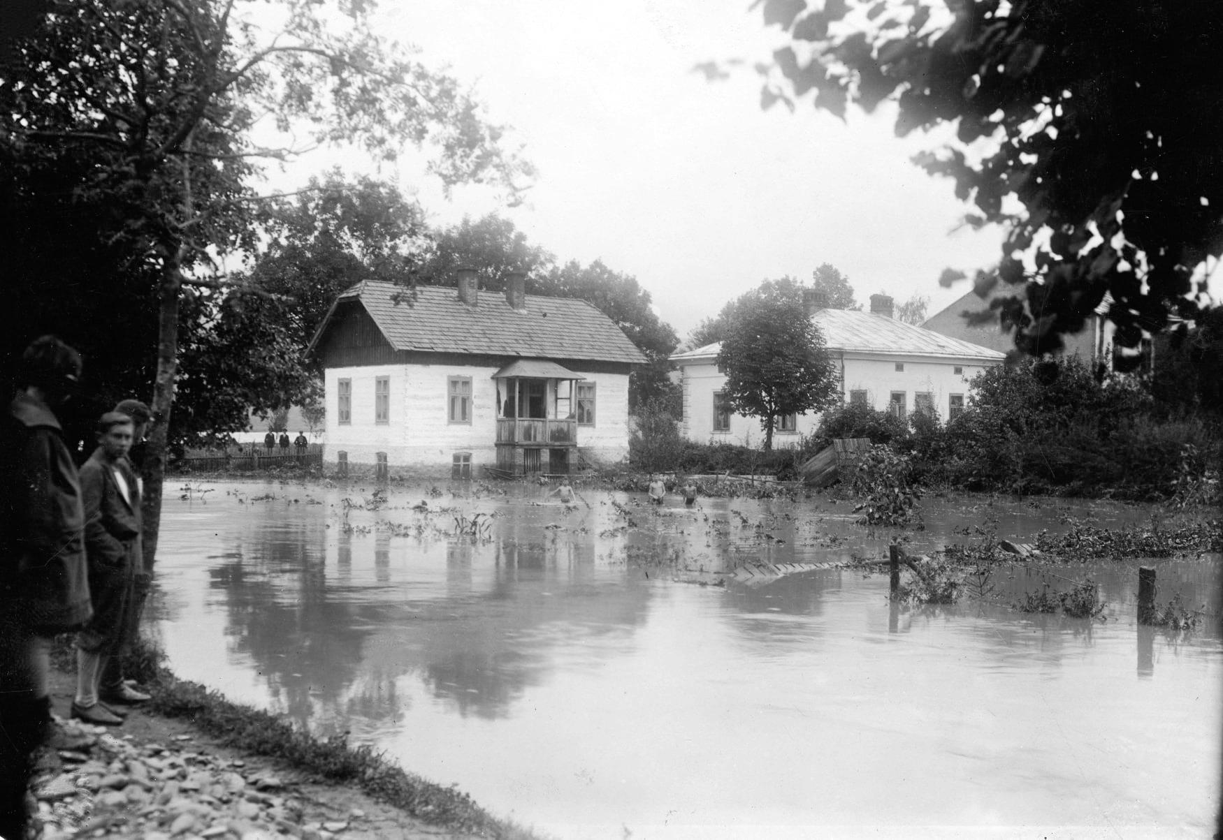 Domy na Błoniach zalane wodą. 1927 r.