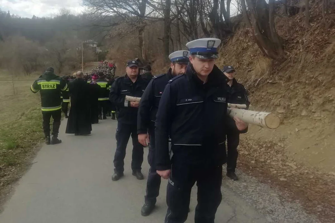 „Krzyż znakiem służby i ofiary” - Droga krzyżowa Podkarpackiej Policji [ZDJĘCIA] - Zdjęcie główne