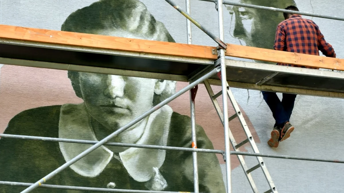 Sanok zyska nowy mural! Arkadiusz Andrejkow maluje historię "Ekonomika" na 100-lecie szkoły - Zdjęcie główne