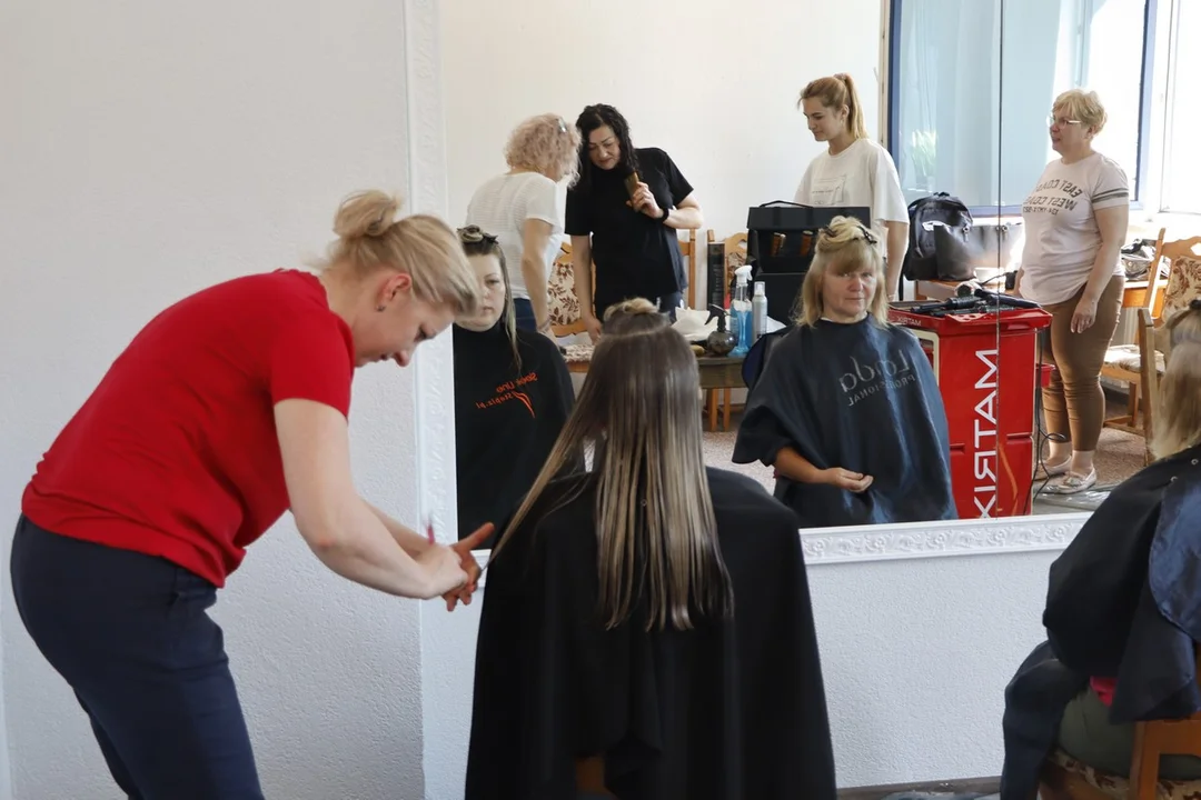 Nauczyciele oraz młodzież z Zespołu Szkół nr 5 w Sanoku wykonali usługi fryzjerskie dla uchodźców z Ukrainy którzy mieszkają w Domu Turysty - Zdjęcie główne