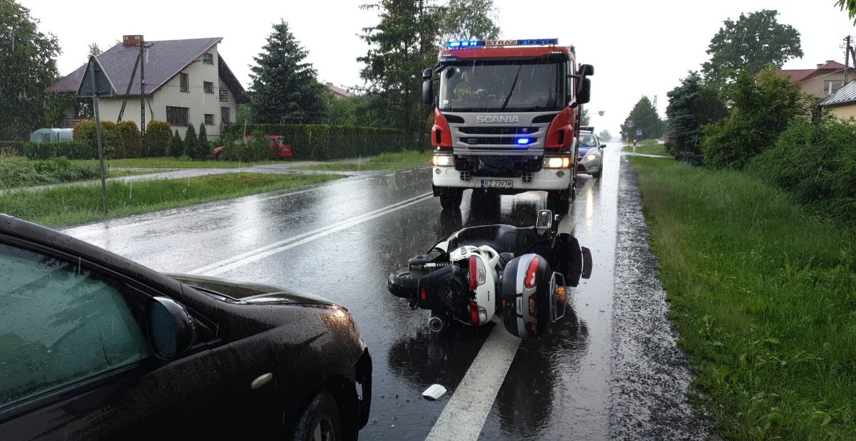 Z OSTATNIEJ CHWILI ZAHUTYŃ: Zdarzenie drogowe z udziałem motocyklisty! [ZDJĘCIA] - Zdjęcie główne