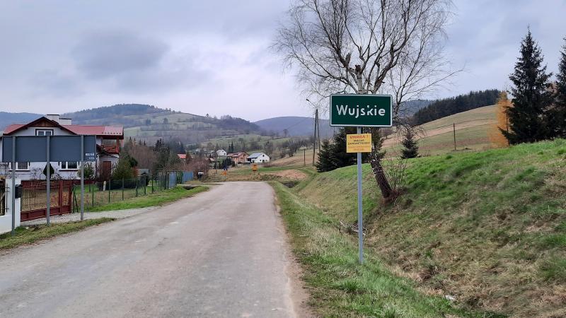 Powiat Sanocki. Remont nawierzchni drogi w miejscowości Wujskie  - Zdjęcie główne