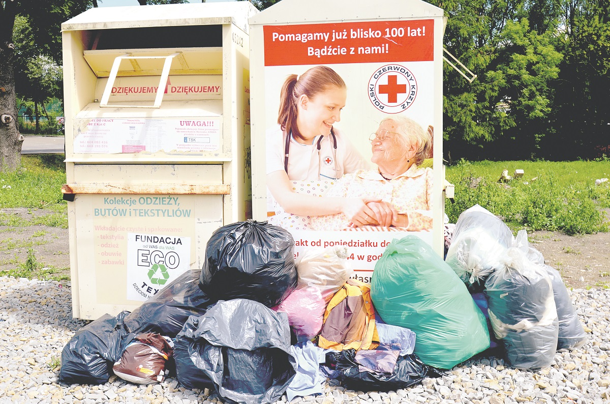 Śmietnisko w centrum wsi Bukowska - Zdjęcie główne