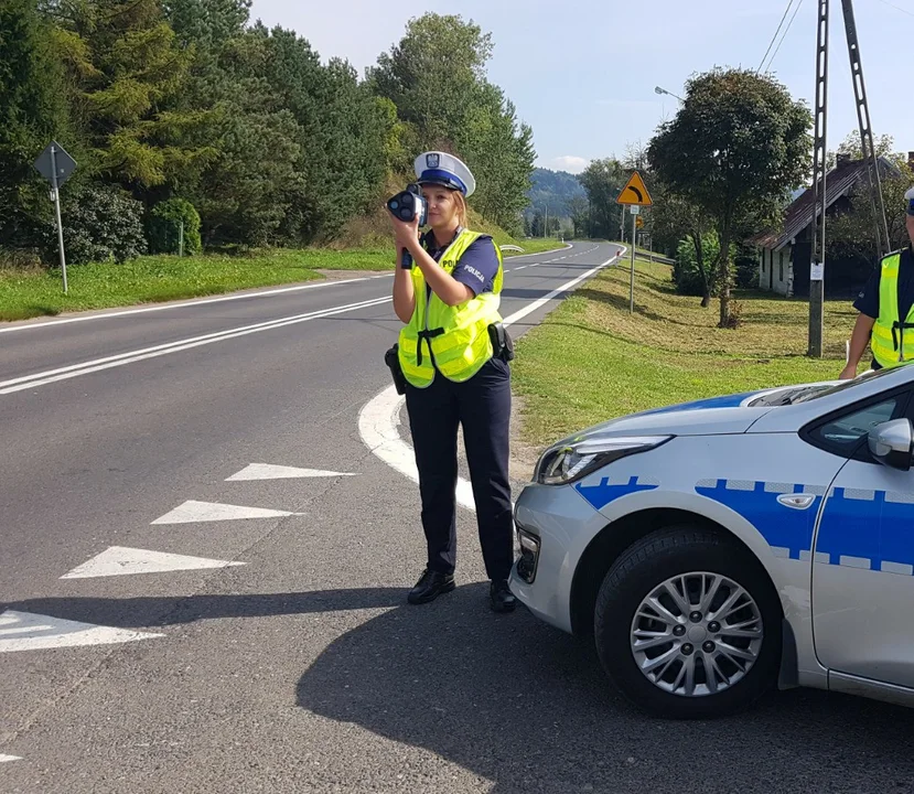 Mandat w wysokości 5200 zł dla kierowcy który pędził 143 km/h samochodem niedopuszczonym do ruchu - Zdjęcie główne