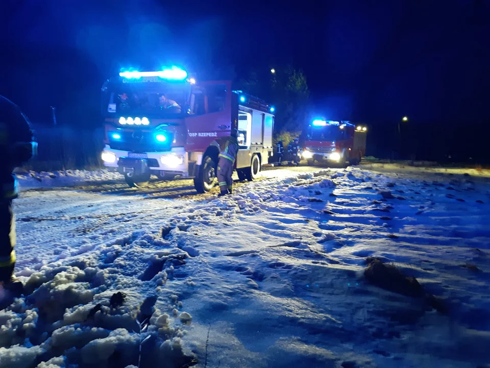 Pożar tartaku w Szczawnem. Służby dojeżdżają na miejsce - Zdjęcie główne