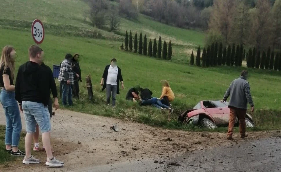 Poraż - Zagórz. Samochód wypadł z drogi i uderzył w rów. Jedna osoba zakleszczona w pojeździe - Zdjęcie główne