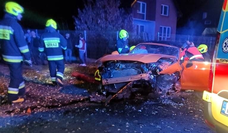 Ford Mustang uderzył w betonowy przepust. Kierowca i pasażer w szpitalu [ZDJĘCIA] - Zdjęcie główne