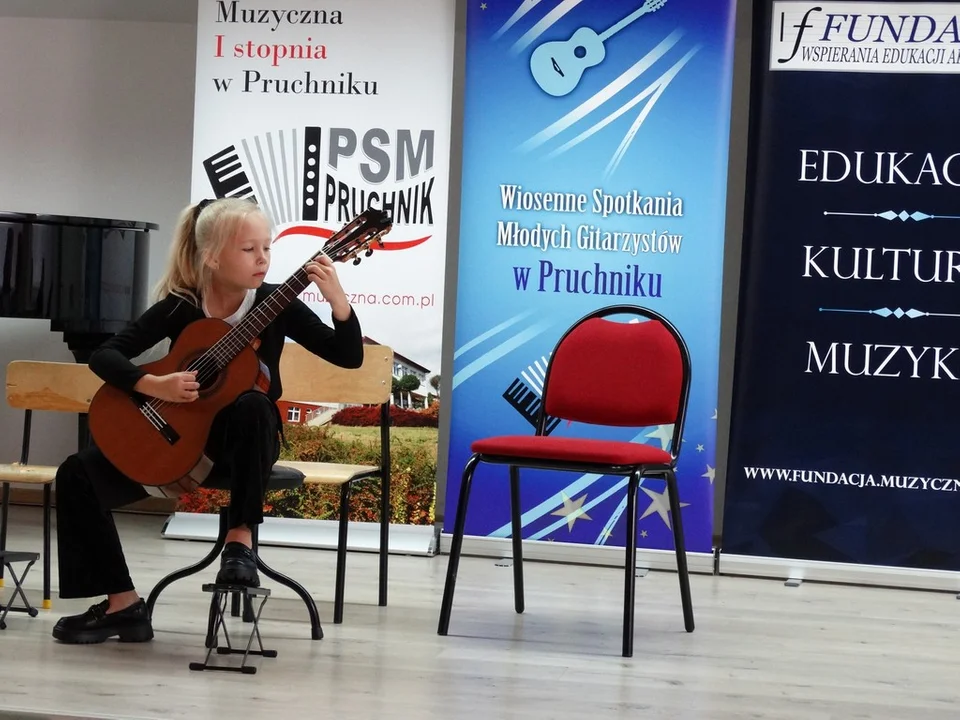 Zuzanna Stach z Sanockiej Szkoły Muzycznej Zwycięża na VII Wiosennych Spotkaniach Młodych Gitarzystów w Pruchniku - Zdjęcie główne