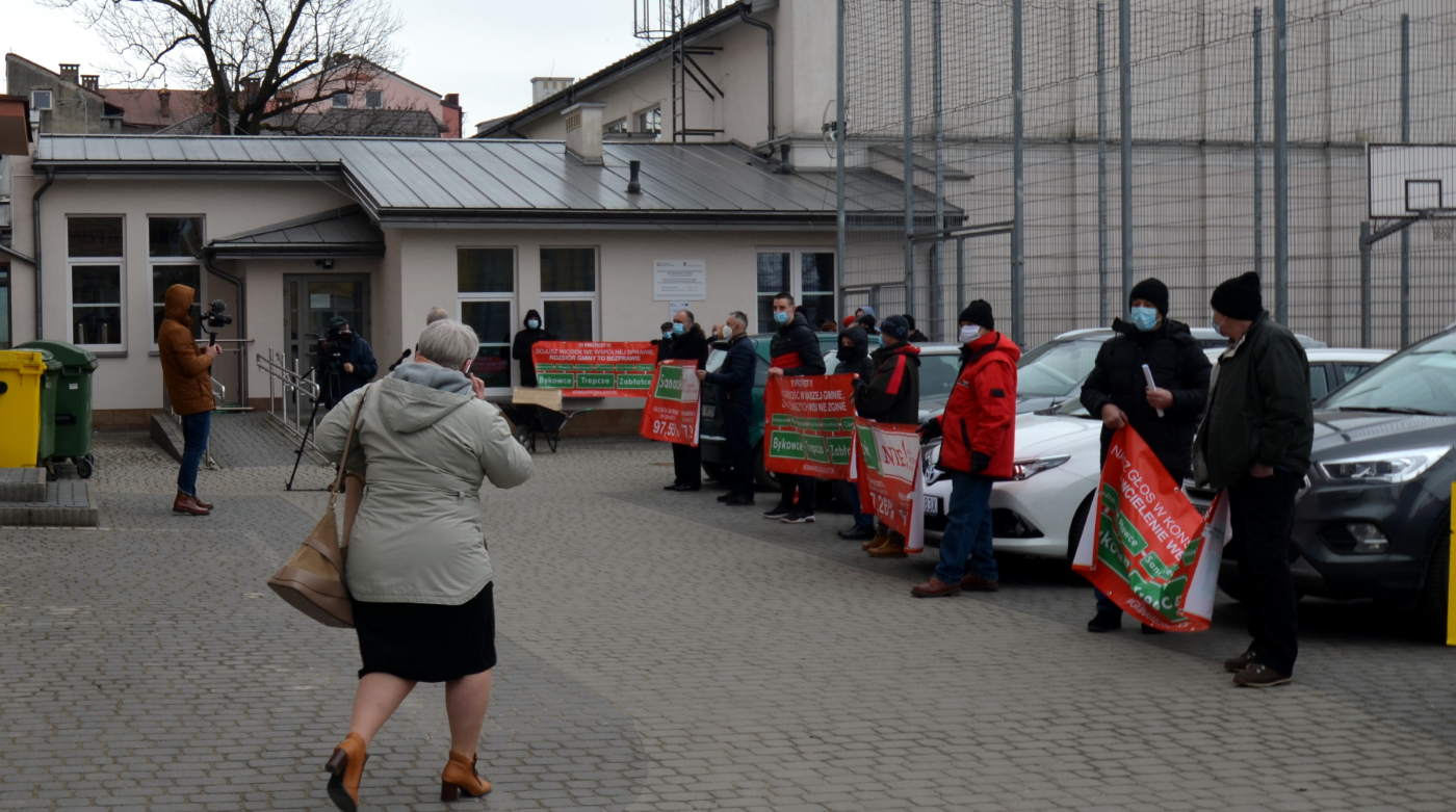 pikieta mieszkańców wsi przed sesją Rady Miasta Sanoka