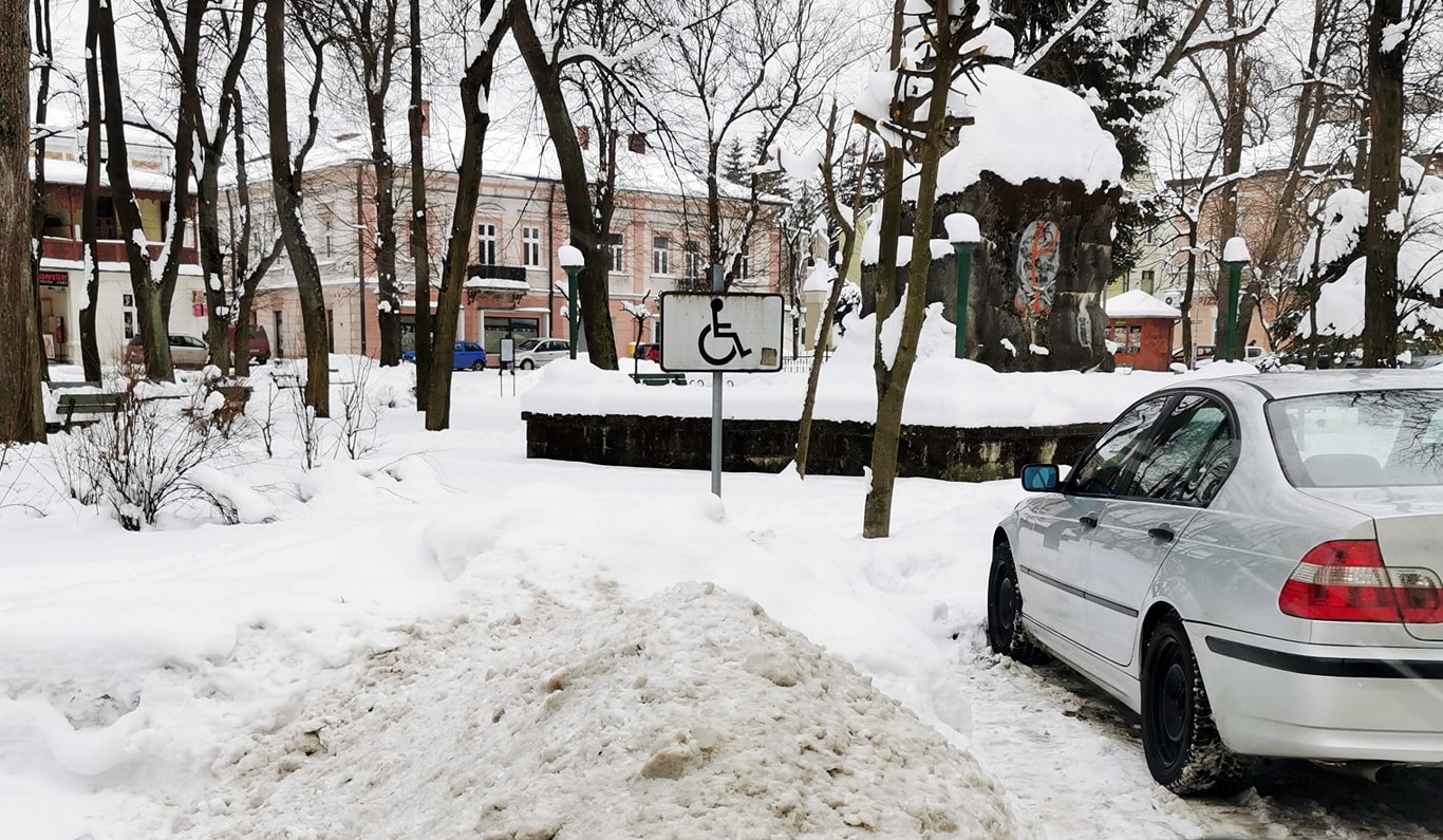 Drodzy niepełnosprawni chcecie zaparkować? Odśnieżcie sobie sami! [FOTO] - Zdjęcie główne