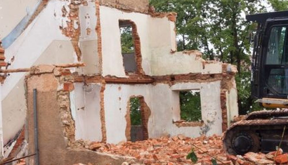 TRAGEDIA podczas rozbiórki domu! Na mężczyznę runęła ściana - Zdjęcie główne